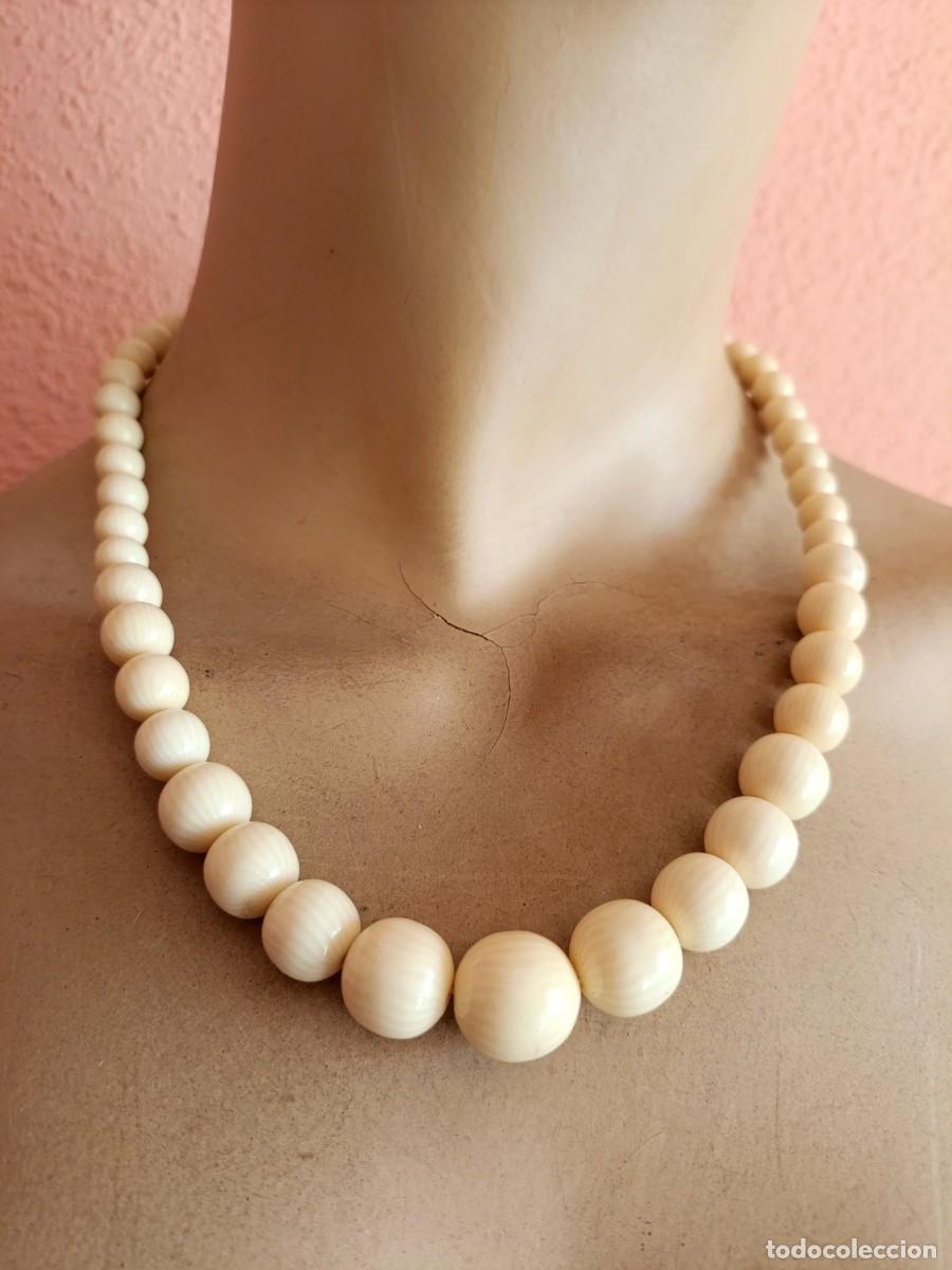 Joyeria: Antiguo collar de baquelita imitando marfil. 49 cm. Cierre de rosca. A&ntilde;os 50