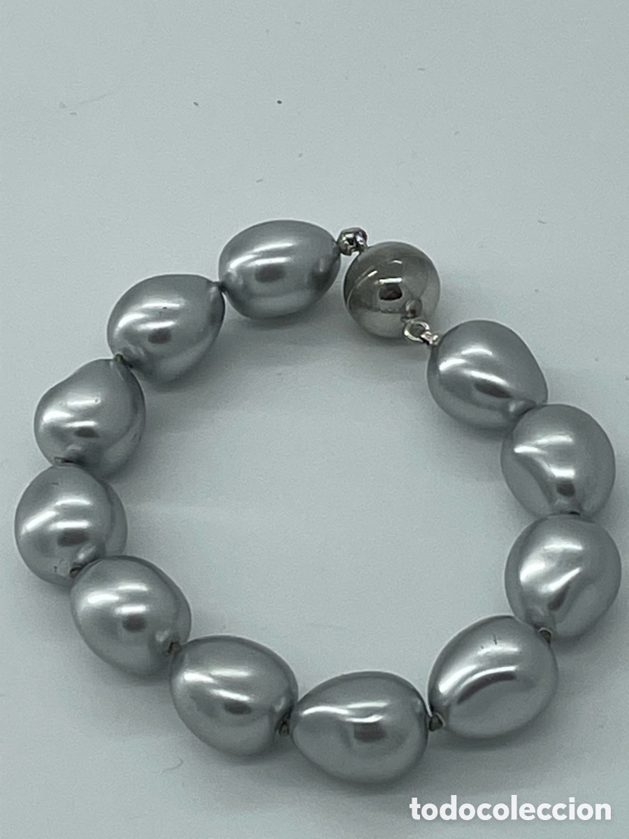 Joyeria: pulsera de perlas sint&eacute;ticas en color plateado