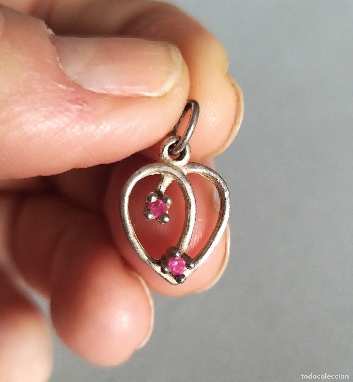 Joyeria: Colgante de plata con piedrecitas rosas, forma coraz&oacute;n.