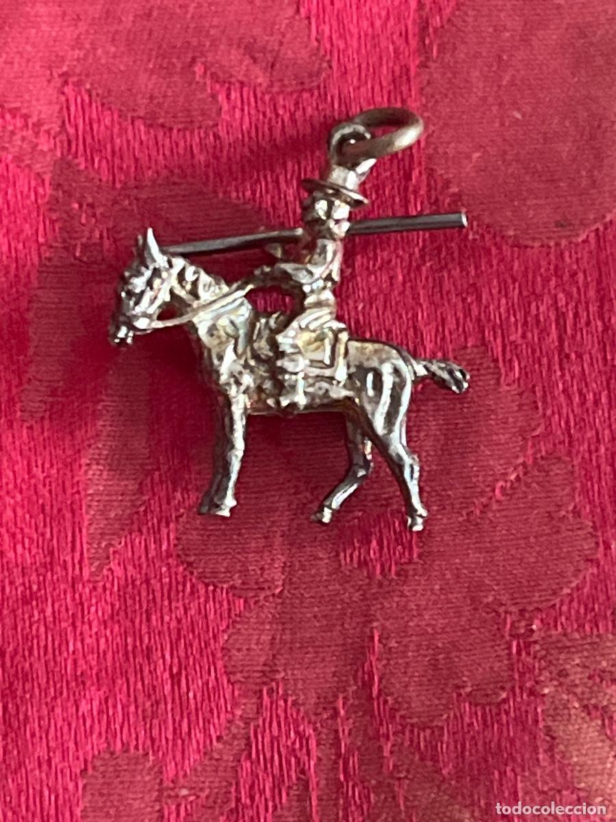 Joyeria: Curioso y original colgante. Realizado en plata. Representando lencero a caballo. &iquest;Don Quijote?.S.XX