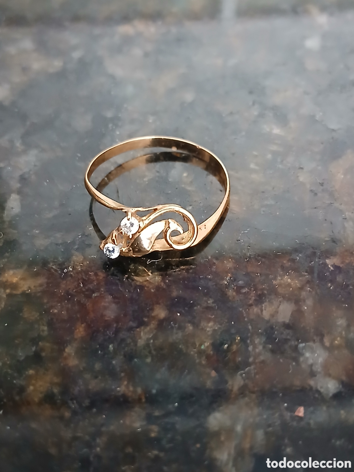 Joyeria: Anillo de oro con circonitas