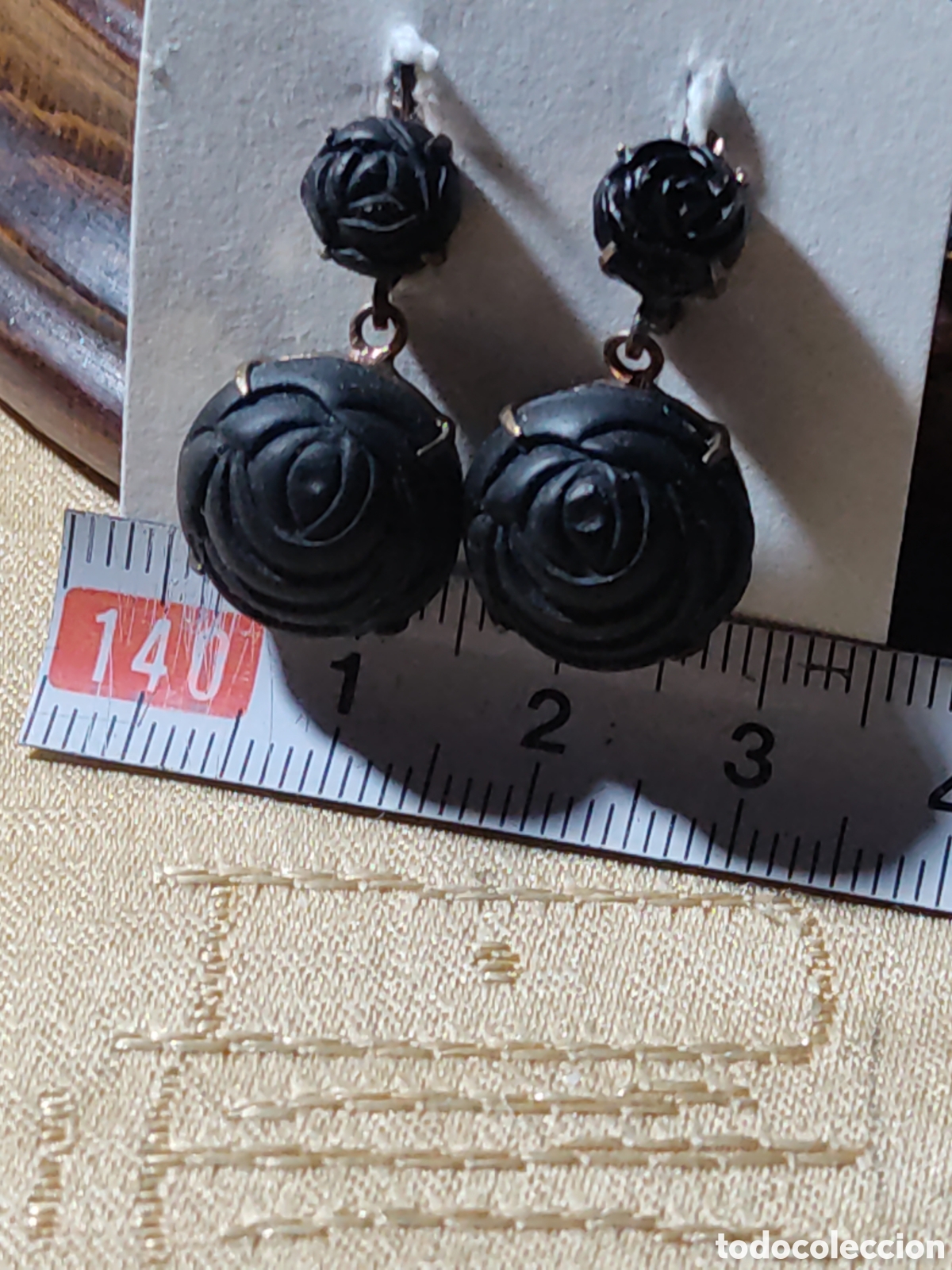 Joyeria: Pendientes modernistas de luto con rosas talladas en cristal mate,cierre Catal&aacute;n.