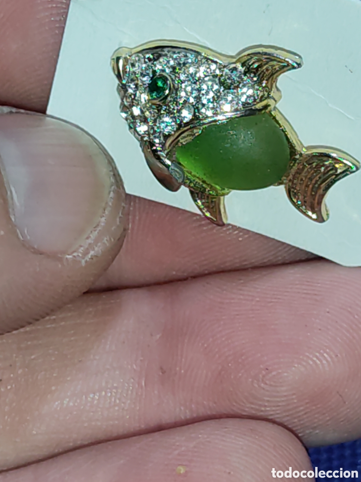 Joyeria: Pin o broche pez dorado con cristal verde y circonitas.Vintage.