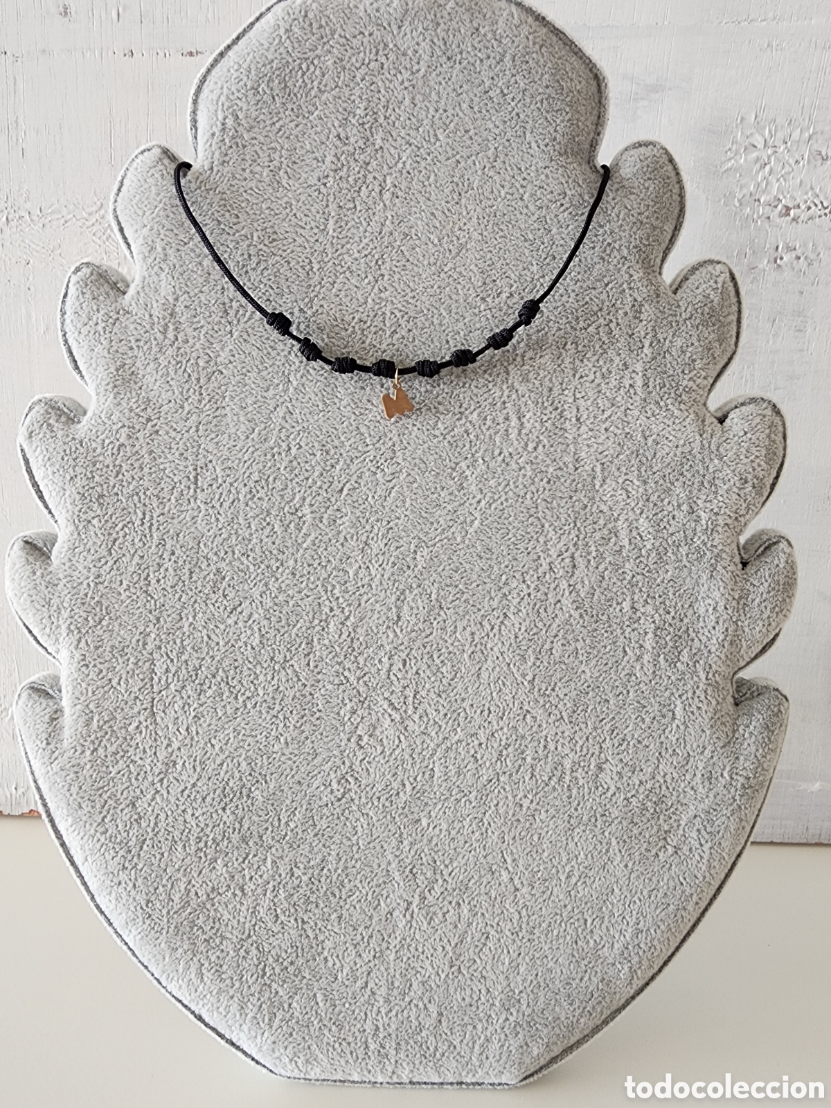 Joyeria: Collar nylon y letra oro 18k