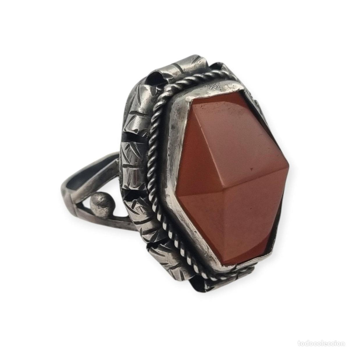 Joyeria: Anillo Art D&eacute;co tard&iacute;o en plata con cornalina facetada circa 1940-1950