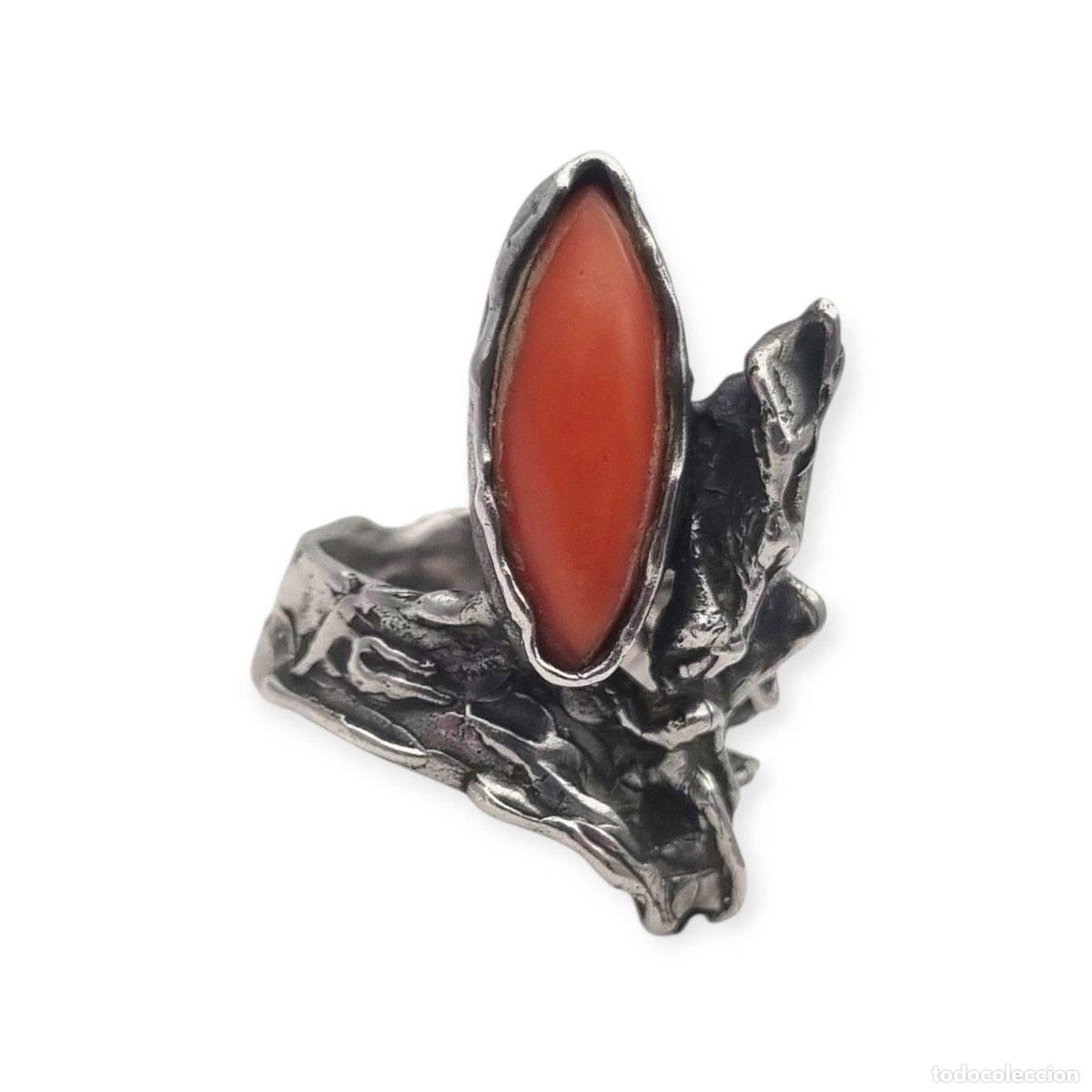 Joyeria: Anillo brutalista europeo en plata y coral rojo, dise&ntilde;o org&aacute;nico firmado, circa 1970