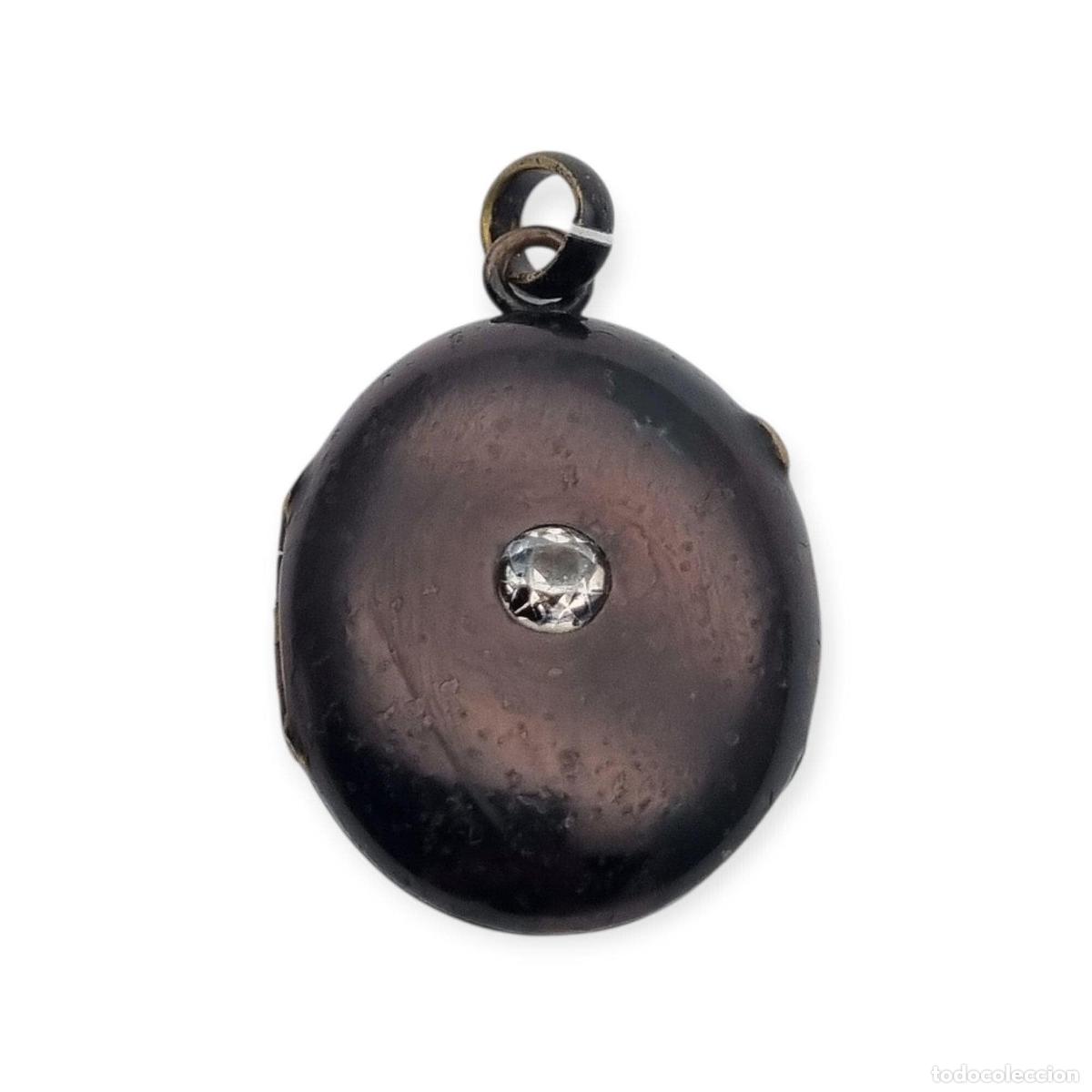 Joyeria: Guardapelo victoriano negro con piedra, joyer&iacute;a de luto, circa 1890-1900