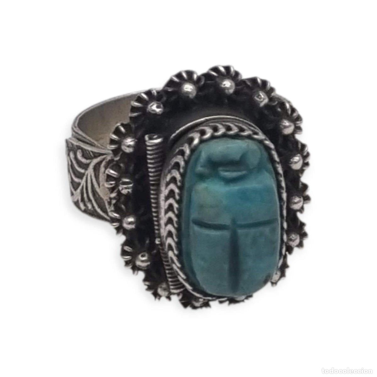 Joyeria: Anillo guardapelo o anillo de veneno egipcio en plata y escarabajo de turquesa, circa 1960