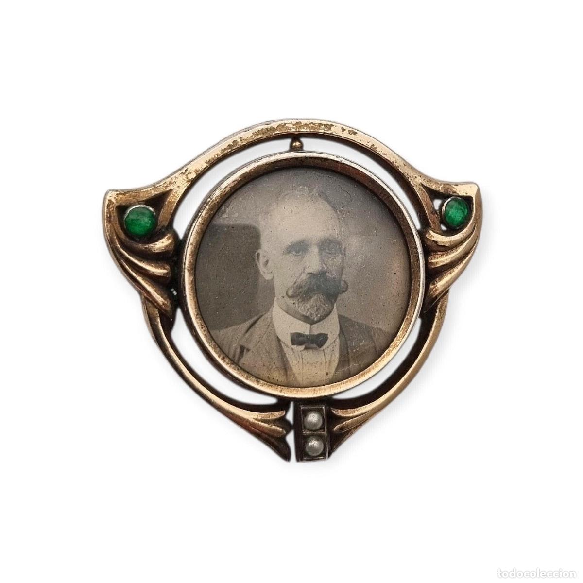 Joyeria: Portafotos con broche Art Nouveau en plata dorada y piedras verdes, Ges.Gesch, Alemania c.1910