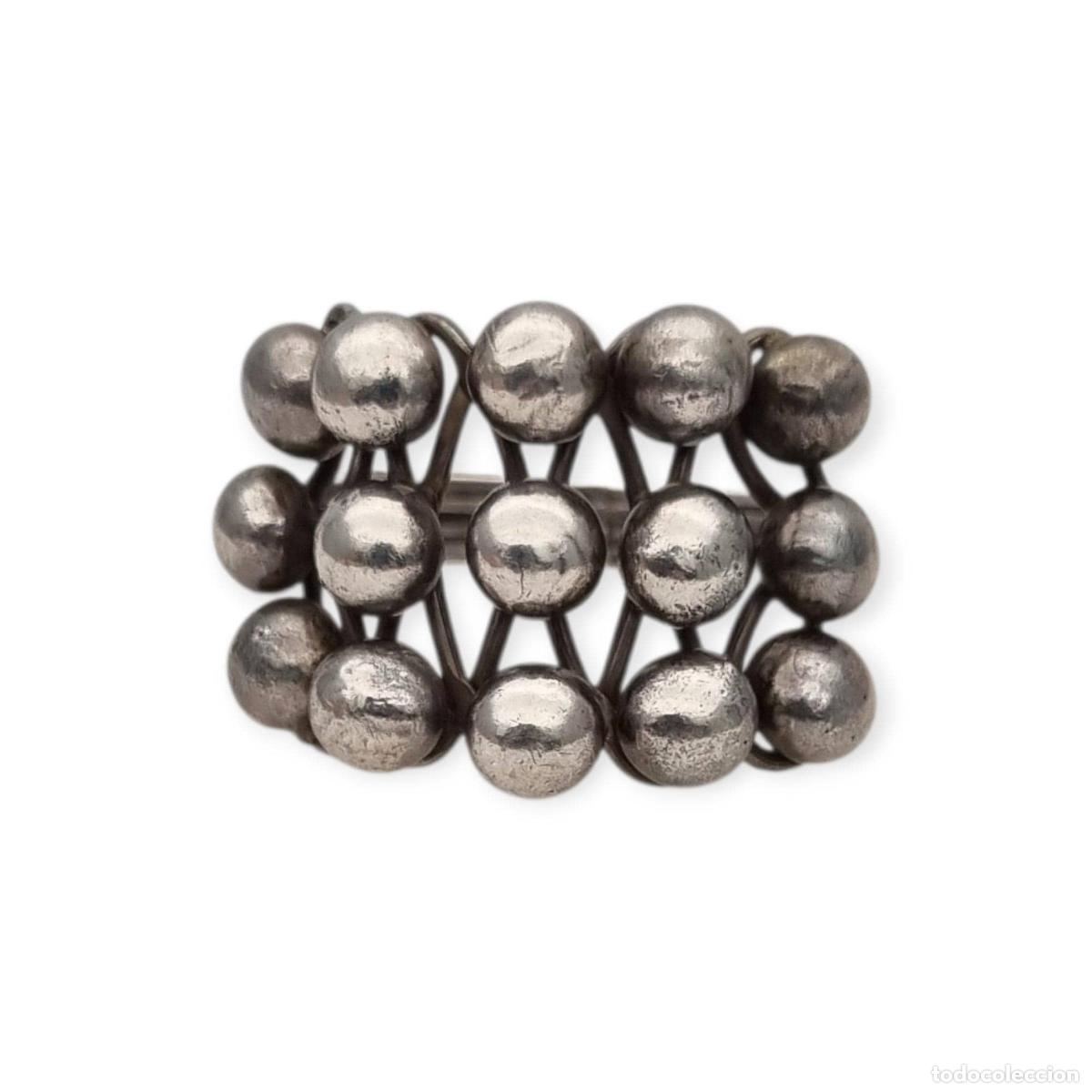 Joyeria: Anillo &eacute;tnico artesanal con dise&ntilde;o boho de esferas, siglo XX, estructura geom&eacute;trica