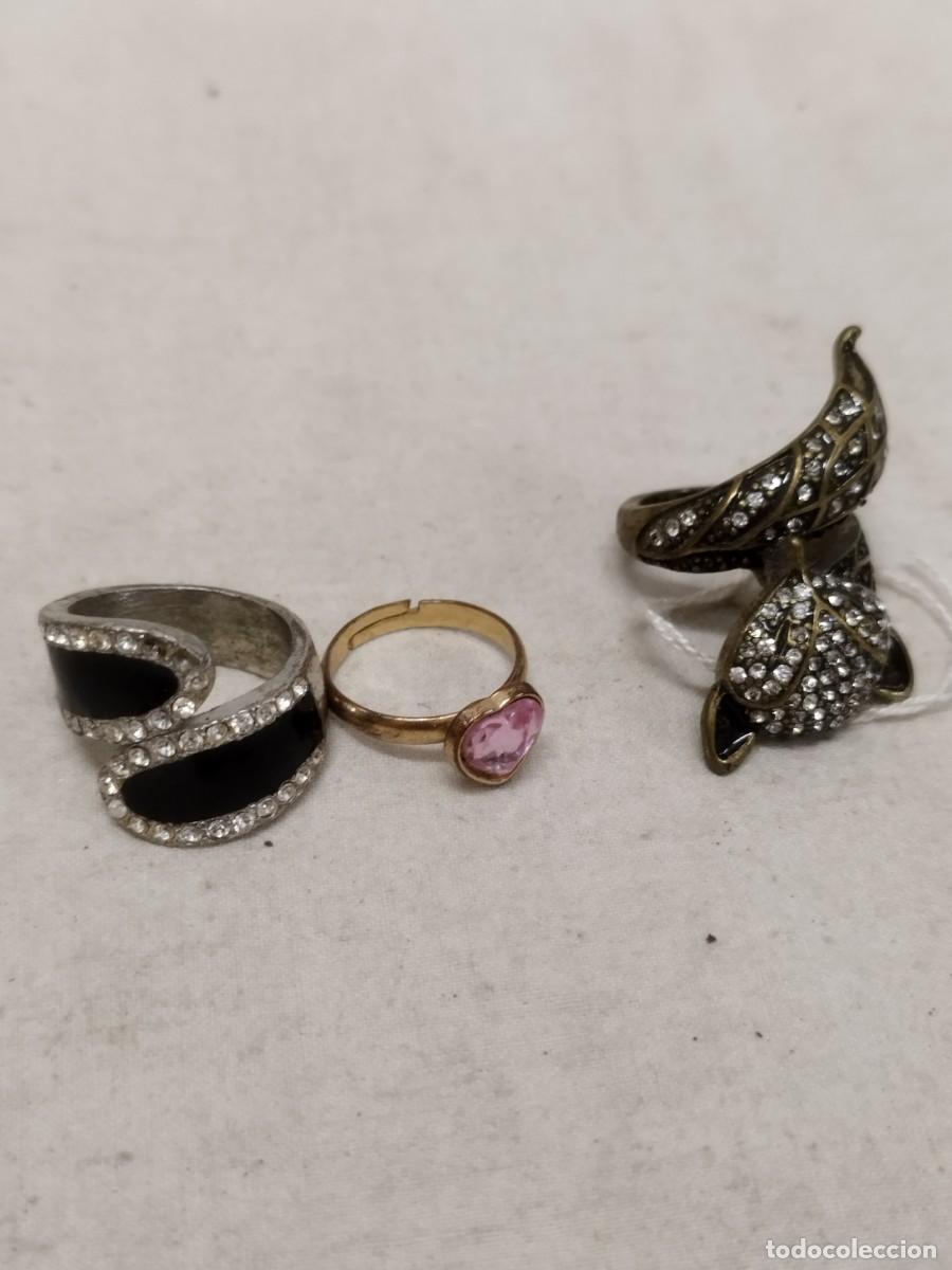 Joyeria: Lote de 3 anillos, dorado, plateado con pedrer&iacute;a a identificar.