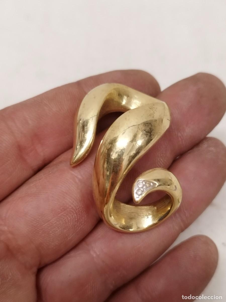 Joyeria: Antiguo anillo trenzado de metal dorado y pedrer&iacute;a a identificar.