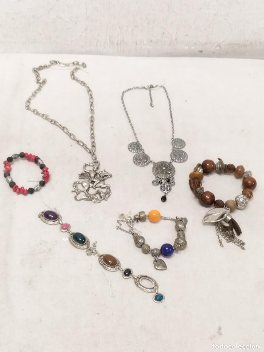 Joyeria: Lote de collares y pulseras de cuentas, met&aacute;licas con filigrana. Colgante de caballero, san Jordi?