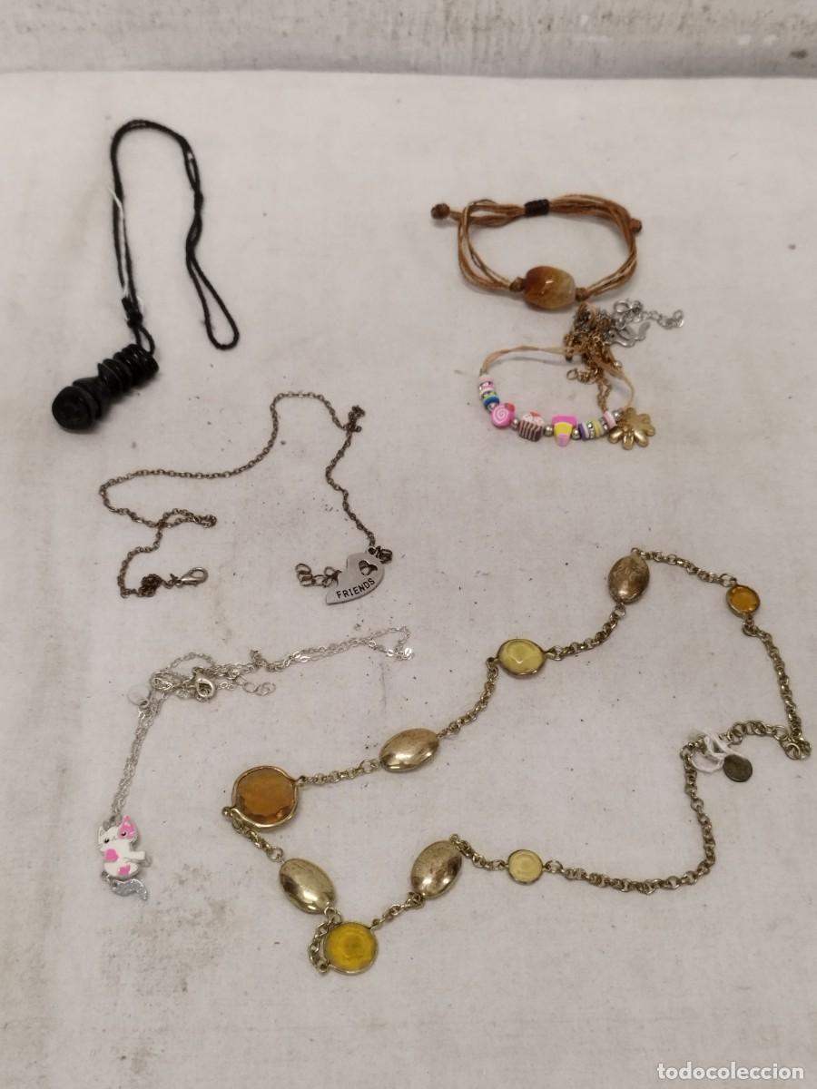 Joyeria: Lote de collares, cadenas y pulseras. Dos a desenredar. Pedrer&iacute;a a identificar. Colgante de un gato.