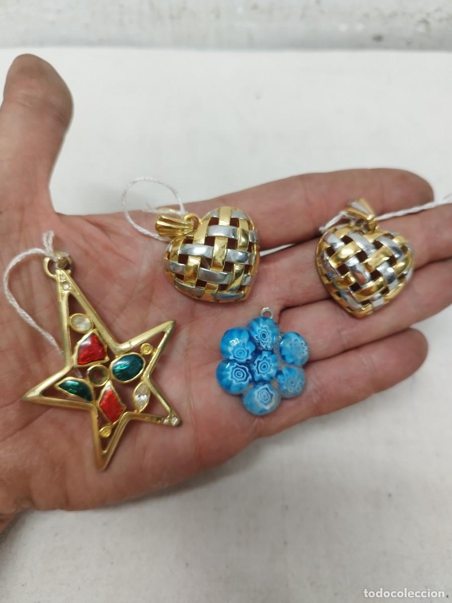 Joyeria: Lote de 4 colgantes. Flores, estrella, corazones. Pedrer&iacute;a a identificar.
