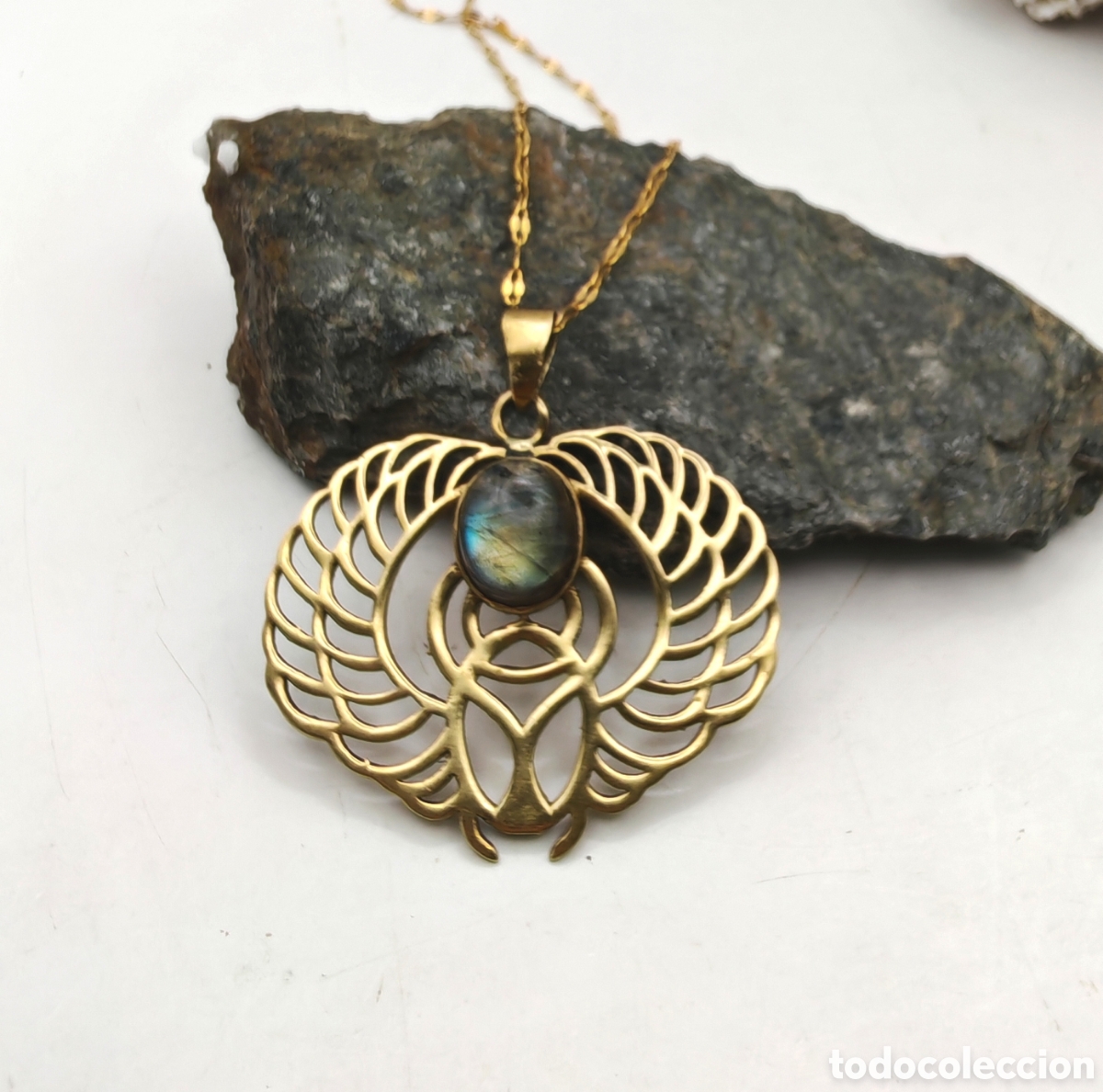 Joyeria: Amuleto escarabajo de bronce con la Labradorita