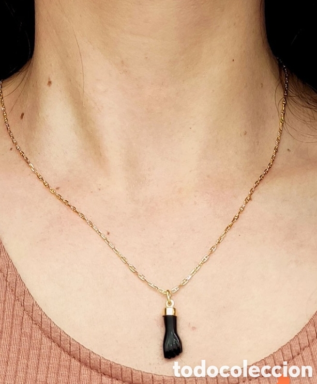 Joyeria: Vendo colgante mano negra y oro 18k. Nueva