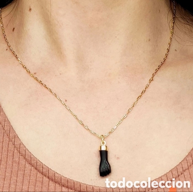 Joyeria: Vendo colgante mano negra y oro 18k. Nueva