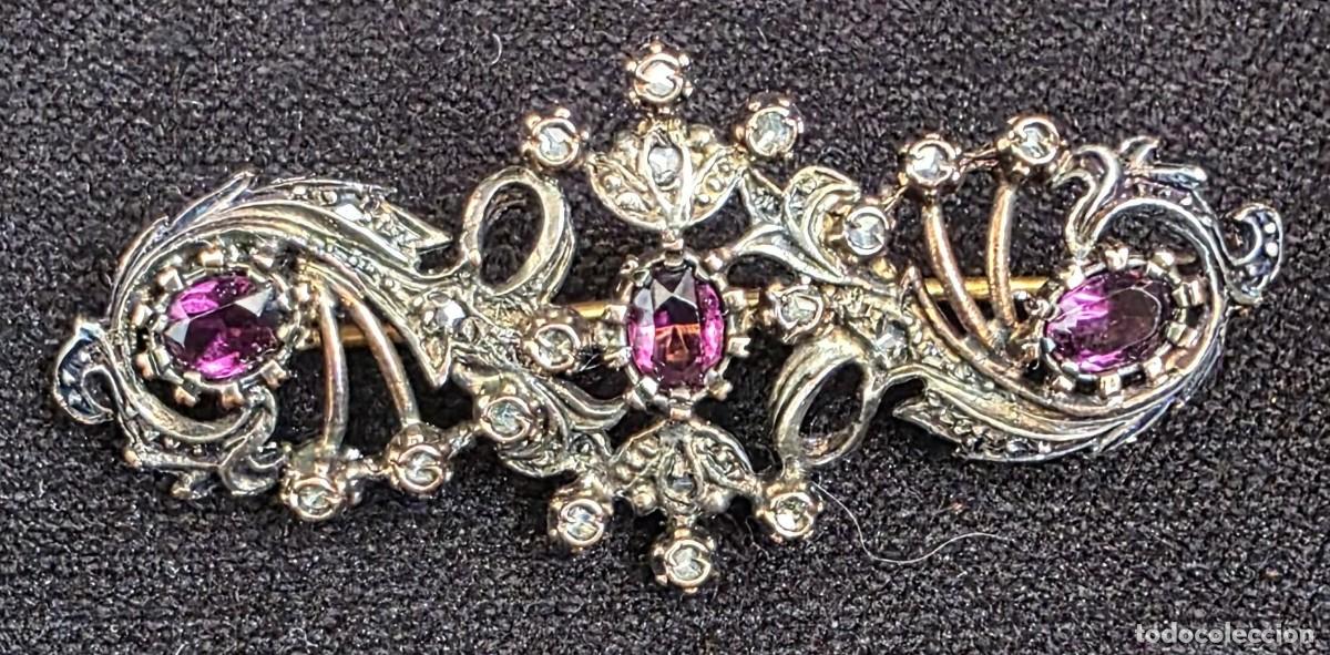 Joyeria: Broche Vintage Filigrana Dorada con Cristales Transparentes y Piedras Fucsia &ndash; Joyer&iacute;a Cl&aacute;sica