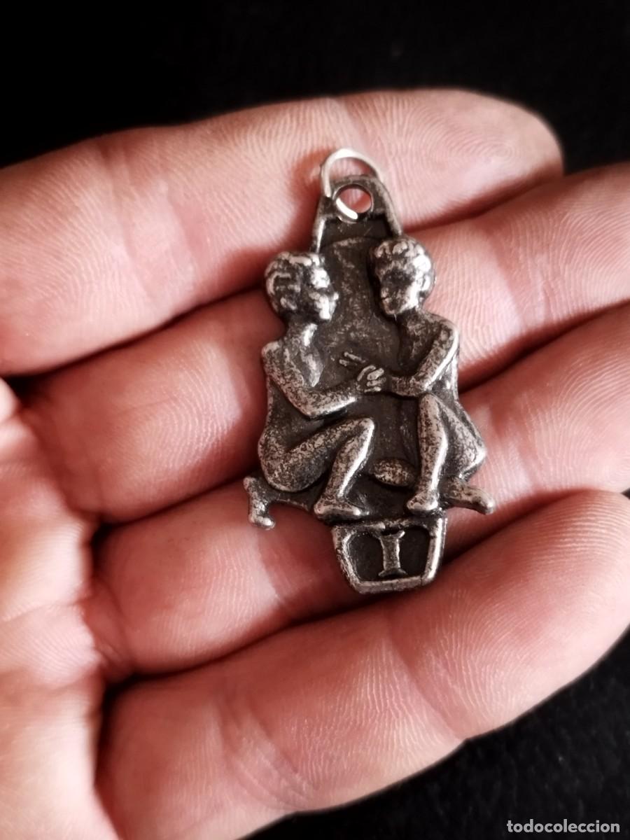 Joyeria: Antiguo colgante del signo zodiaco G&eacute;minis. N&uacute;mero romano 1 I.