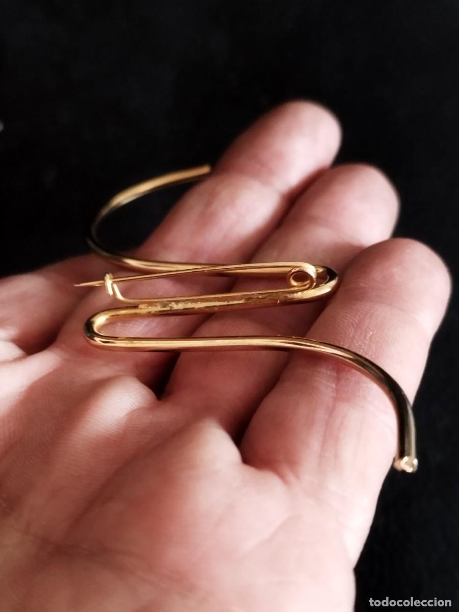 Joyeria: Gran broche de metal dorado a identificar. - Foto 3