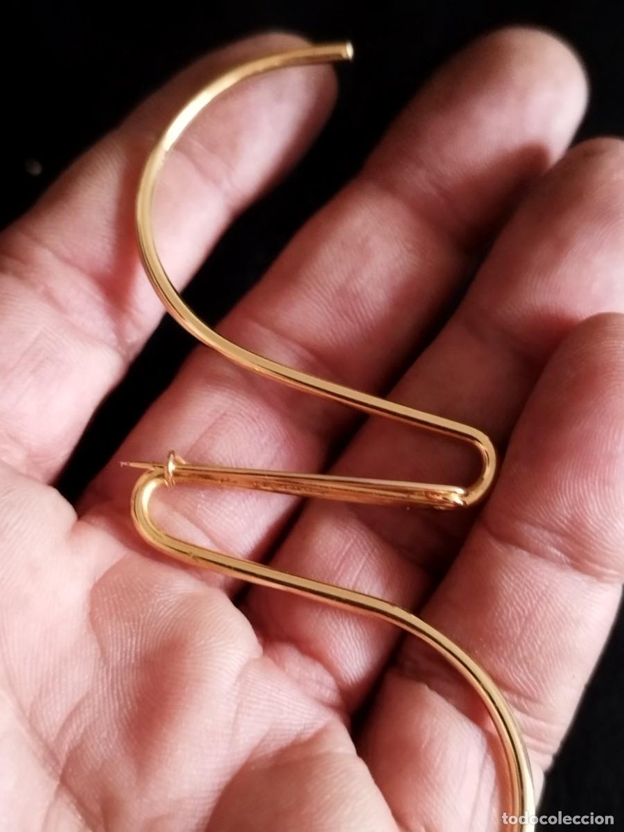 Joyeria: Gran broche de metal dorado a identificar. - Foto 4