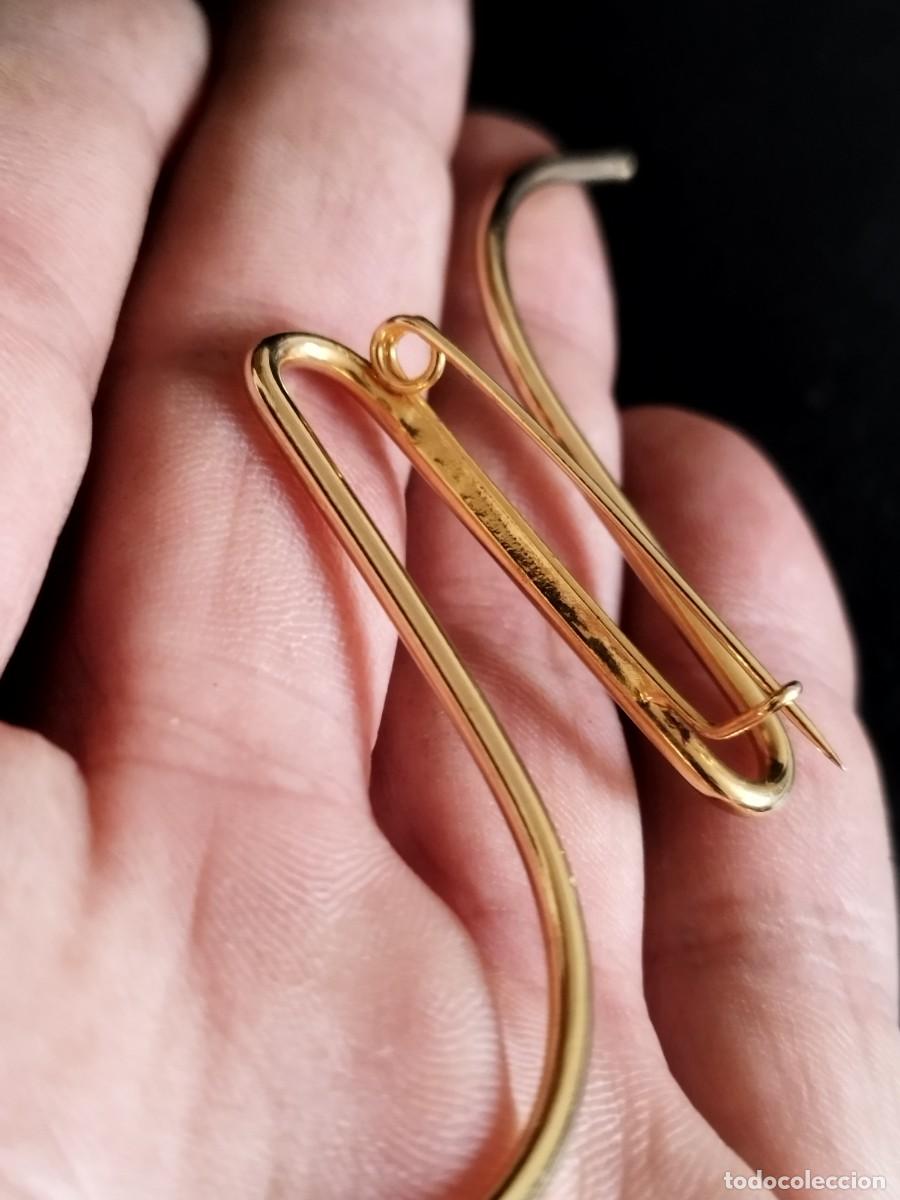 Joyeria: Gran broche de metal dorado a identificar. - Foto 5