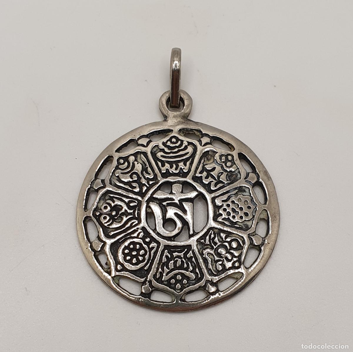 Joyeria: Aut&eacute;ntico amuleto tibetano con los ocho s&iacute;mbolos auspiciosos ( Ashtamangala ) en metal plateado.