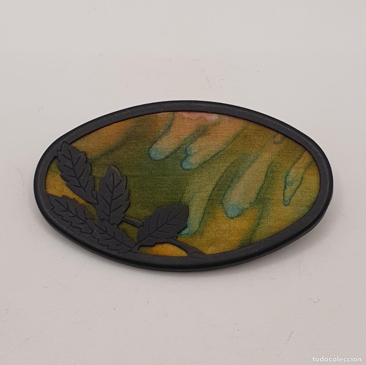 Joyeria: Bello broche vintage ovalado de seda aut&eacute;ntica bellamente pintado a mano.