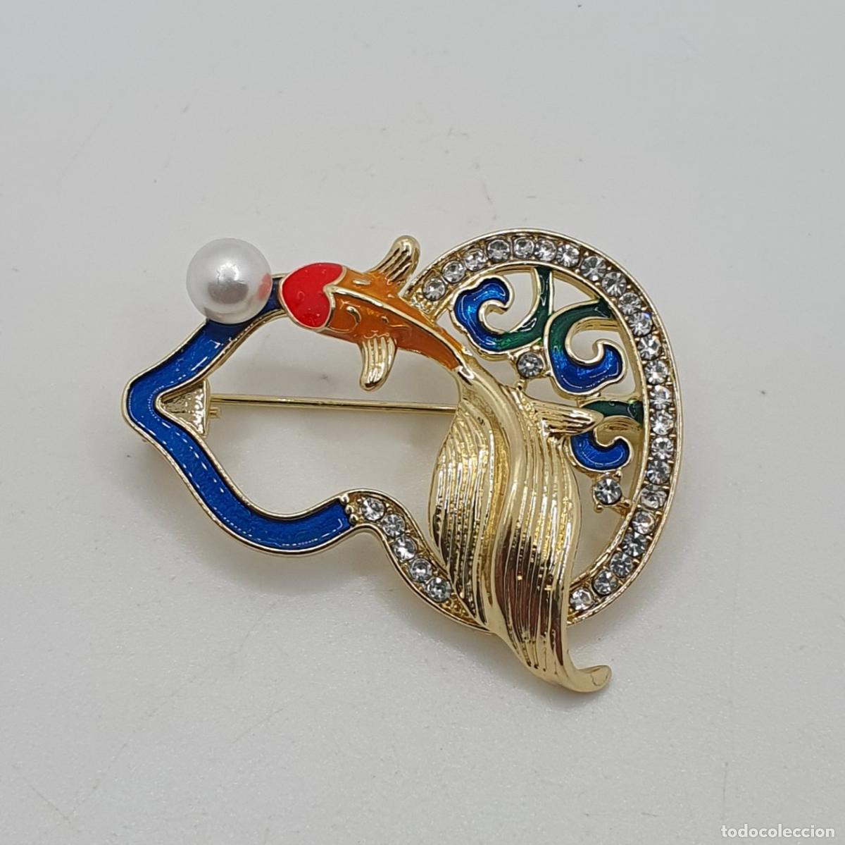 Joyeria: Magn&iacute;fico broche de calabaza y carpa China con acabados en oro, esmaltes, circonitas y perla.