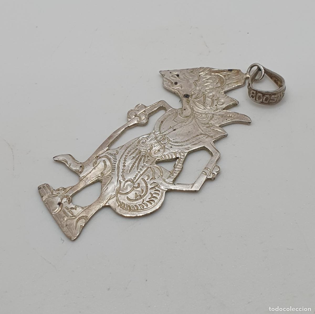 Joyeria: Colgante antiguo de Wayang Kulit en plata contrastada y bellamente cincelada a mano, hecho en Bali.