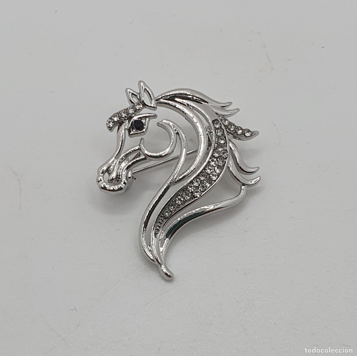 Joyeria: Elegante broche de busto de caballo con acabados en plata brillante y circonitas talla brillante.