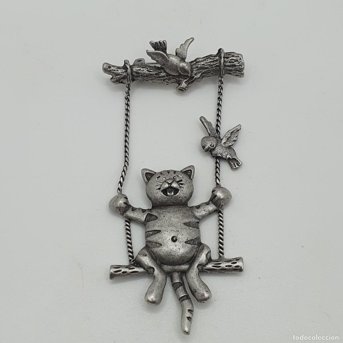 Joyeria: Divertido broche de gato sobre columpio y pajaritos con acabados en plata vieja mate.