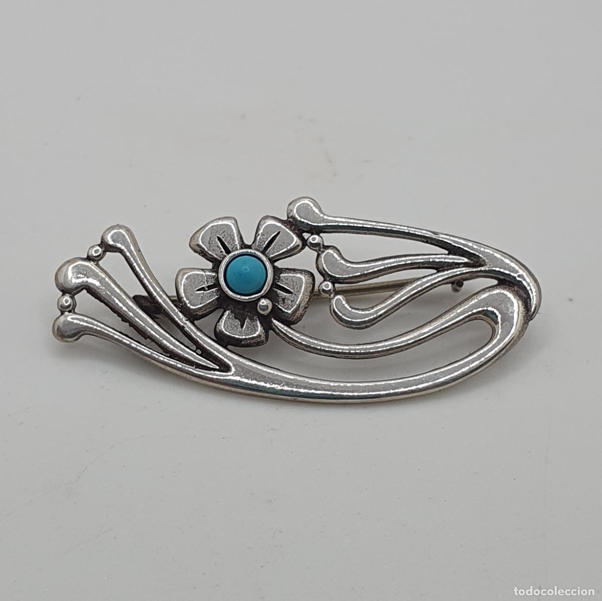 Joyeria: Hermoso broche de corte modernista en plata de primera ley 925 y cabuj&oacute;n turquesa en la flor.