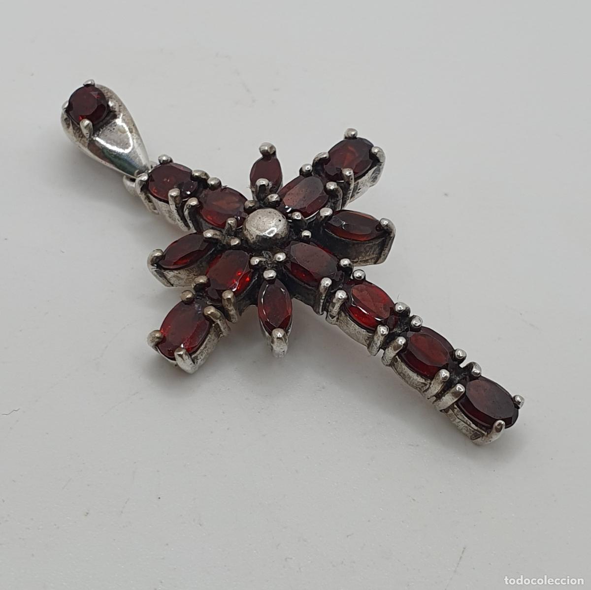Joyeria: Encantador colgante de cruz Victoriana en plata de ley 925 y granates aut&eacute;nticos engarzados.