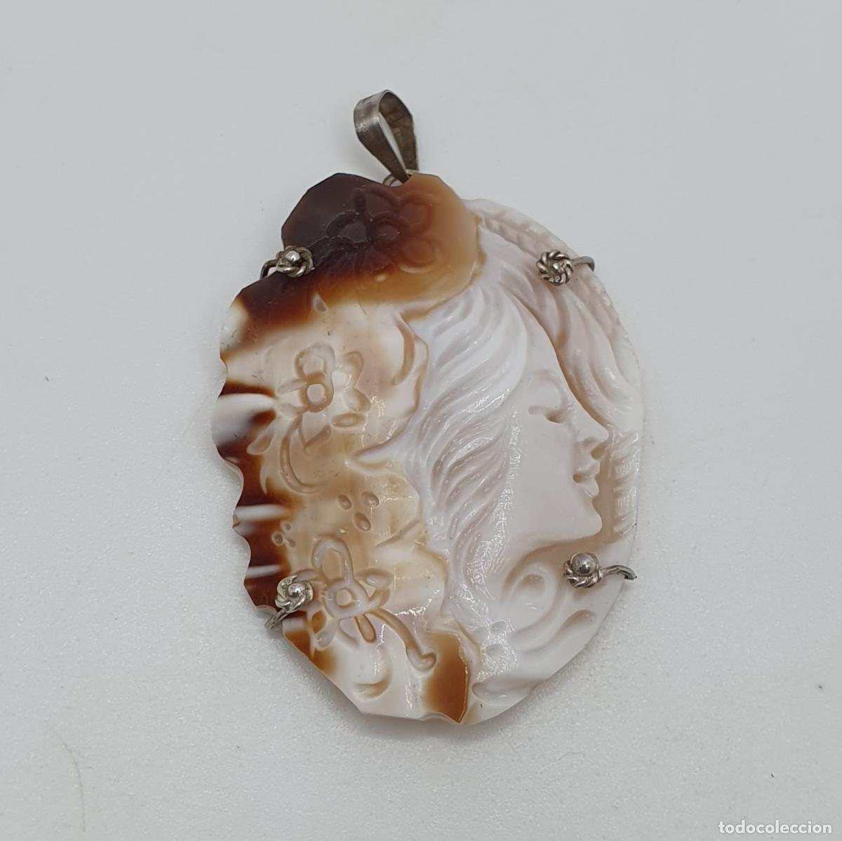 Joyeria: Precioso medall&oacute;n camafeo antiguo modernista de concha tallado a mano y engarzado en plata.