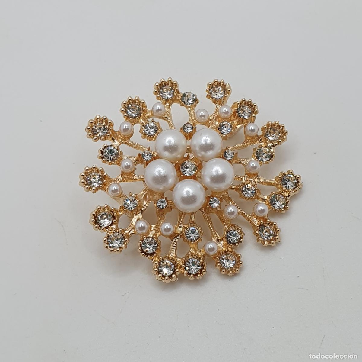 Joyeria: Precioso broche tipo roset&oacute;n con ba&ntilde;o de oro de 14k, perlas y circonitas.