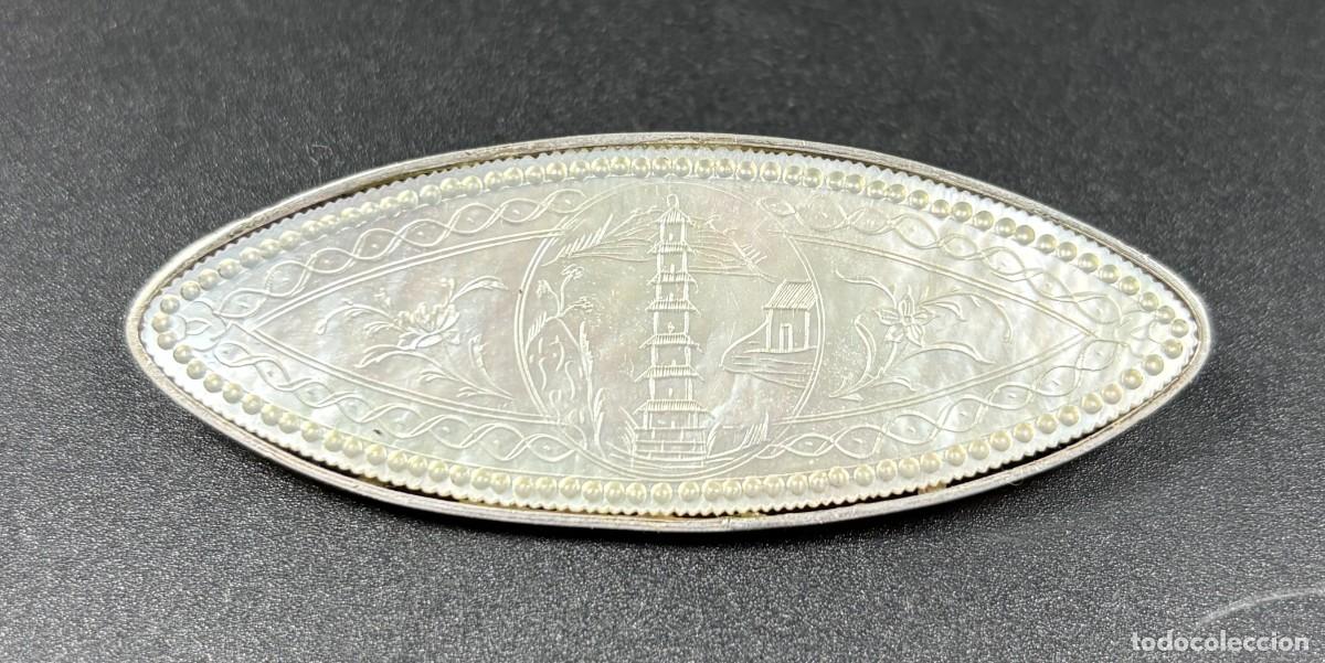 Joyeria: Antiguo broche de plata con ficha de juego china realizada en n&aacute;car grabado a mano