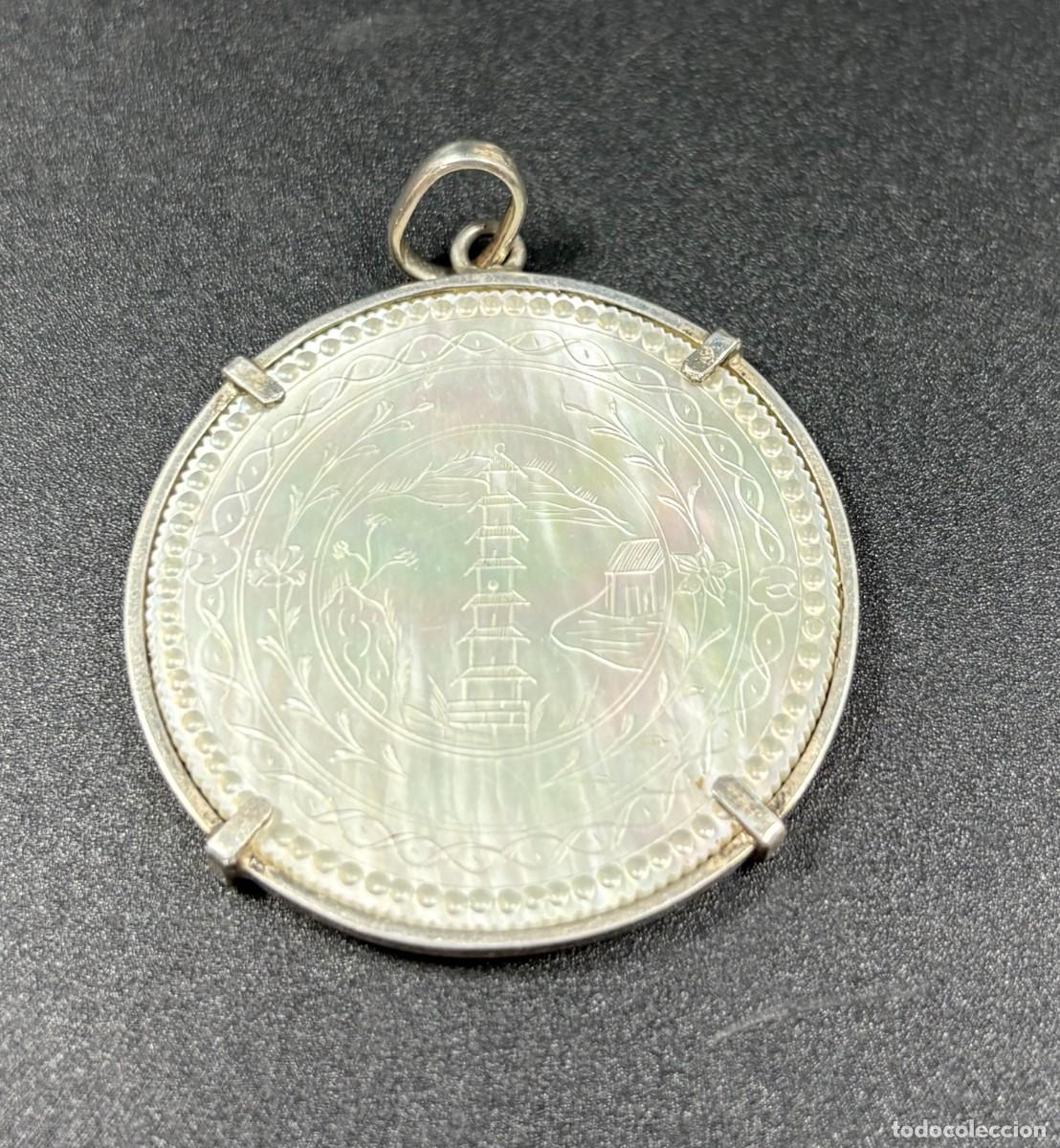 Joyeria: Antiguo colgante realizado en plata y n&aacute;car con ficha de juego china