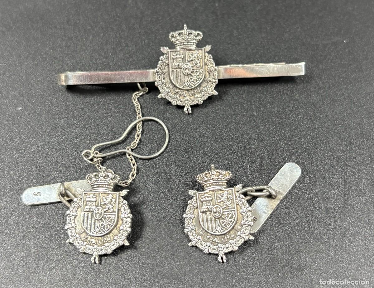 Joyeria: Conjunto de pisacorbatas y gemelos de plata de ley con el escudo real de Juan Carlos I