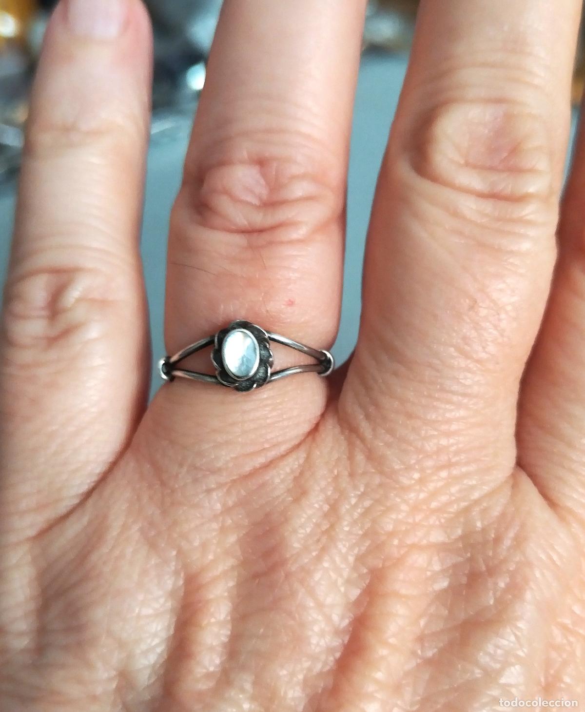 Joyeria: Anillo plata de ley con piedra o n&aacute;car.