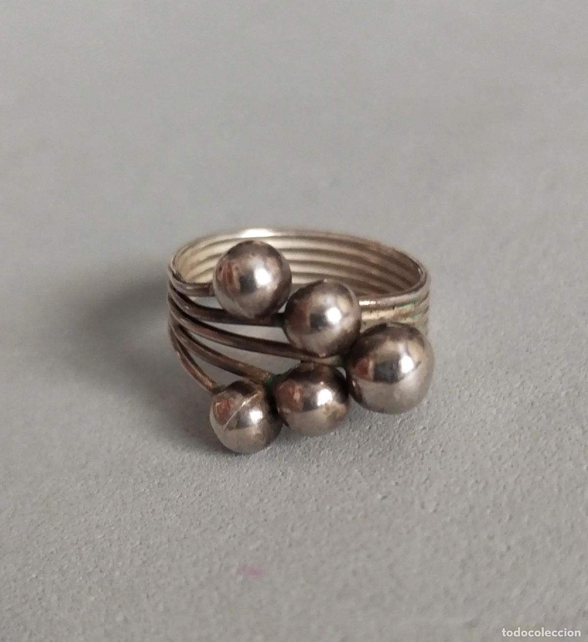 Joyeria: Antiguo anillo plateado ajustable.