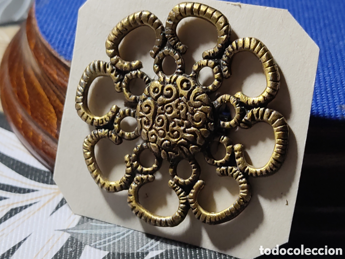 Joyeria: Antiguo Broche roset&oacute;n,forma de flor de bronce o lat&oacute;n. - Foto 2
