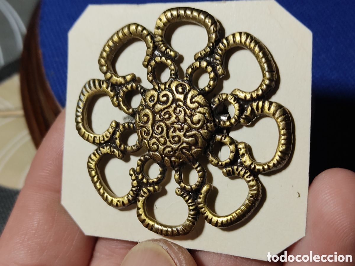 Joyeria: Antiguo Broche roset&oacute;n,forma de flor de bronce o lat&oacute;n. - Foto 3