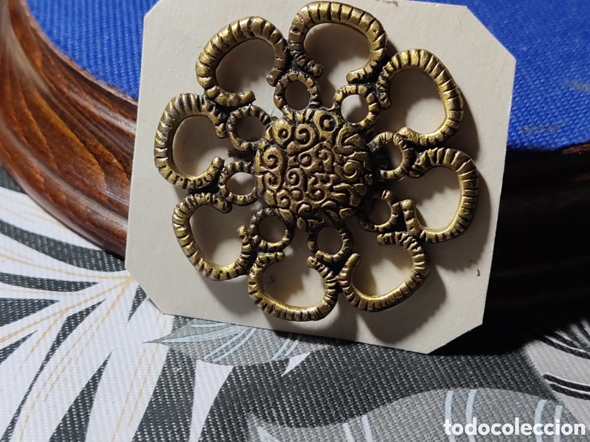Joyeria: Antiguo Broche roset&oacute;n,forma de flor de bronce o lat&oacute;n.