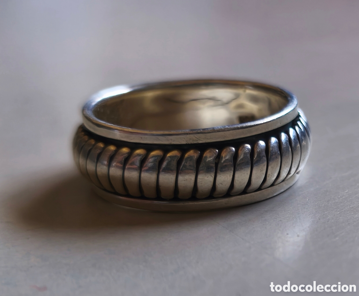 Joyeria: Anillo de plata 925, estilo &rdquo;spinner&rdquo; o antiestr&eacute;s con textura acanalada.