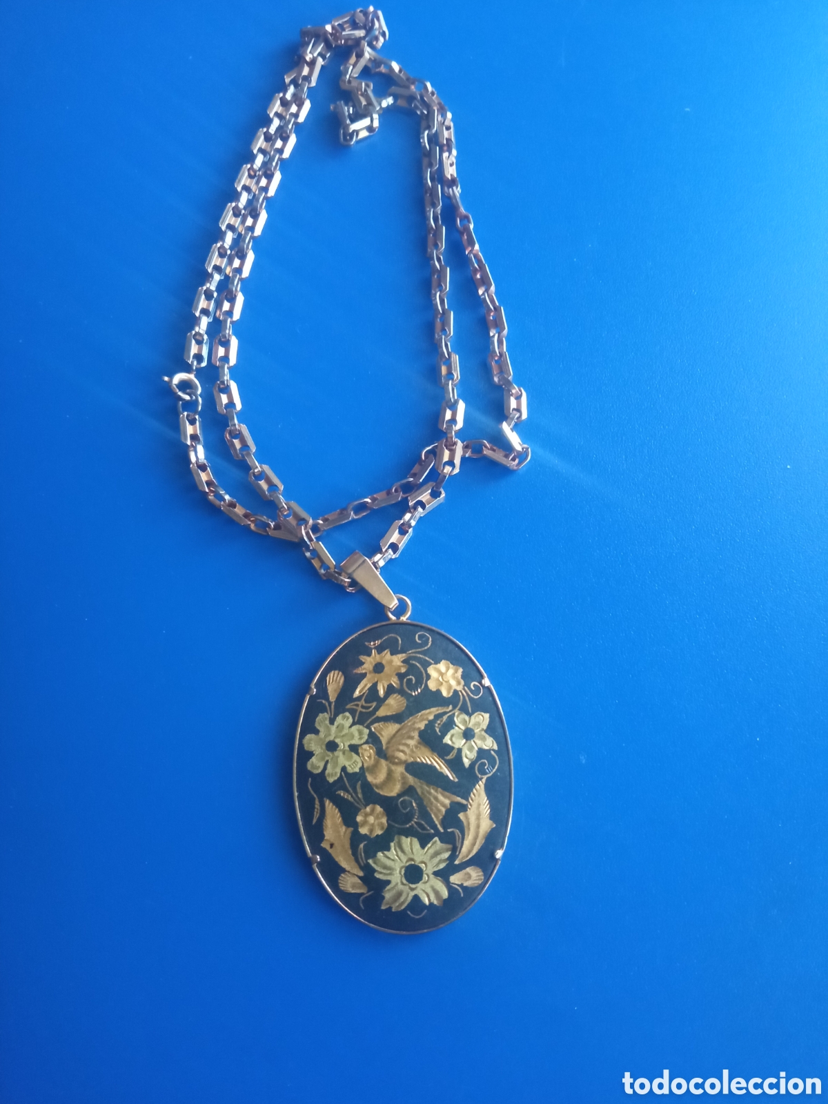 Joyeria: Bonito Medallon Damasquinado en oro, mide 44x32mm