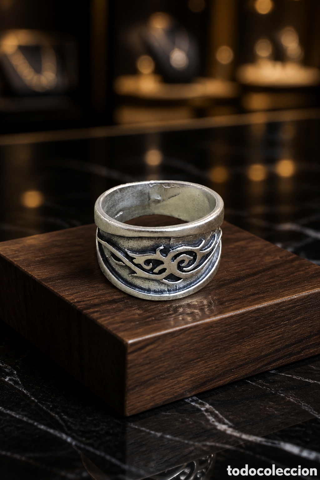 Joyeria: Anillo de plata esterlina 925 presenta un dise&ntilde;o grabado de estilo tribal o maor&iacute; y un acabado...