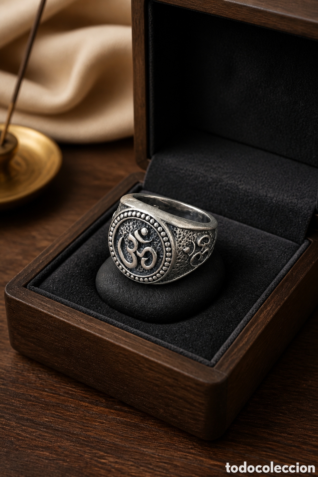 Joyeria: Anillo Om de plata de ley 925. S&iacute;mbolo sagrado Om, mantra hind&uacute; de yoga. Amuleto protector.