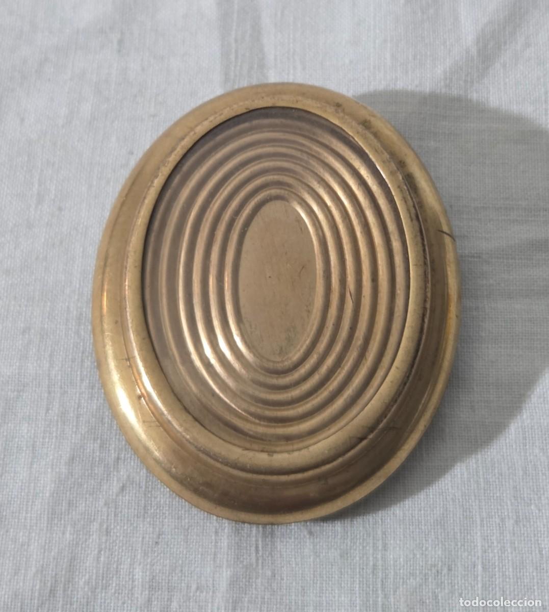 Joyeria: Antiguo broche portafotos en metal dorado, con cristal